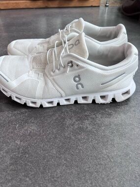On Running Cloud 5 All White Triple White 59.98918 Mens . Size 9.5